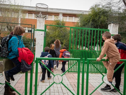 Alumnos del colegio público Juan XXIII de Mérida, en la entrada del centro.