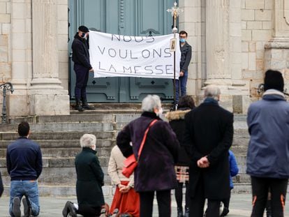 Feligreses protestan ante la catedral de Cambrai (Francia), este domingo. En el cartel se lee: "Queremos misa".