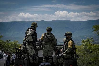 Militares recorren la barranca de la Carnicería en Cocula, Guerrero, el 22 de septiembre.