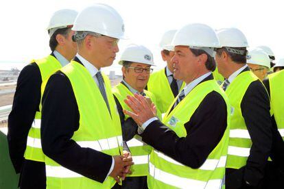 Visita a la obras de construcción de la nueva terminal de contenedores del muelle del Prat a la que han asistido Artur Mas (d) y Clement Chang (i).