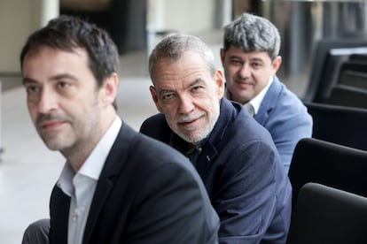 El trío de escritores y guionistas Jorge Díaz (c), Antonio Mercero (d) y Agustín Martínez (i), los ganadores del Premio Planeta que se ocultaban tras el seudónimo de Carmen Mola.