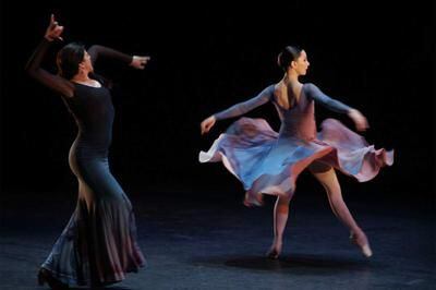 La bailaora María Pagés y la bailarina Tamara Rojo, ayer en el Teatro Real.