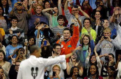 El president Barack Obama, de espaldas, saluda a los estudiantes de la Universidad de Carolina del Norte en Chapel Hill.