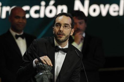 Enrique Gato recibe el Goya a la mejor dirección novel por 'Las aventuras de Tadeo Jones'.