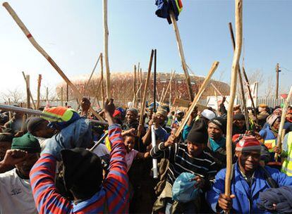 Los obreros protestan delante del estadio de Soweto
