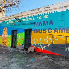 Mural colectivo en la ciudad de  Córdoba, Argentina, para impulsar la búsqueda de identidad de bebés robados.