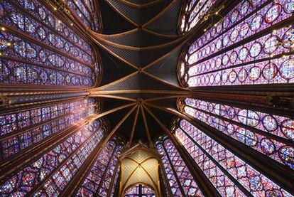 El ábside de la parisiense Sainte-Chapelle, con sus impresionantes vidrieras de 15 metros de altura