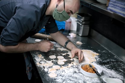 El cocinero Borja Merino prepara los 'manolinis'.