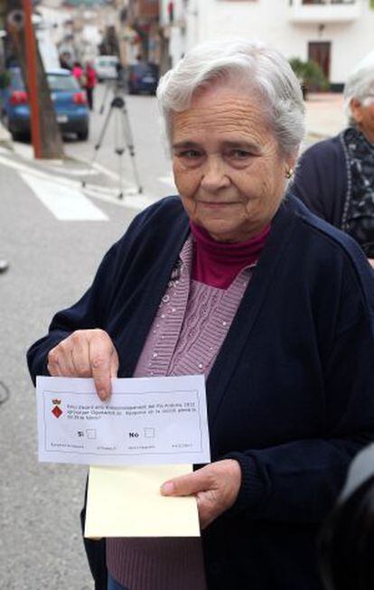 Paquita Torres, vecina de la localidad de Rasquera, antes de votar