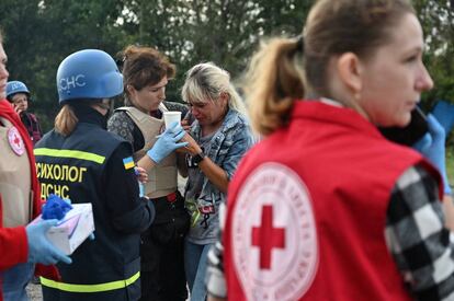Health personnel help a woman after the Russian bombardment. Local anti-aircraft defenses tried to repel the arrival of Russian missiles for hours, until three of them hit the civilian convoy.