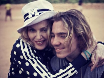 Madonna junto a su hijo, Rocco.