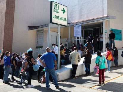 Familiares esperan informes de pacientes diagnosticados con covid-19 afuera de un hospital, en la Ciudad de México.