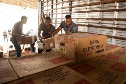 Workers load into trucks the ballot boxes that will be used in the presidential elections on October 2, this Thursday, in Brasilia.