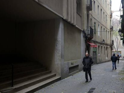 Entrada al edificio donde se halla el piso turístico ilegal.