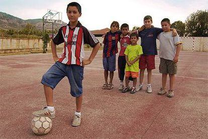 Hijos de inmigrantes en Foz-Calanda (Teruel).