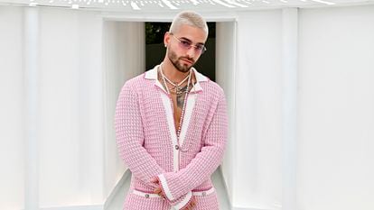 En diciembre de 2021, el cantante Maluma asistió a una cena de Chanel en Miami vestido con la icónica chaqueta creada por Coco Chanel.
