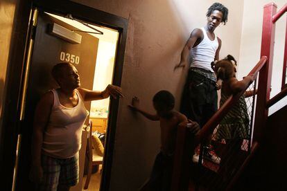 Una familia entra en su piso en un bloque de vivienda pública en Nueva Orleans, Estados Unidos.