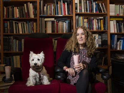 La dueña de la librería madrileña Ocho y Medio suele llevar al local a Lucas, que corre desde cachorro entre las estanterías.