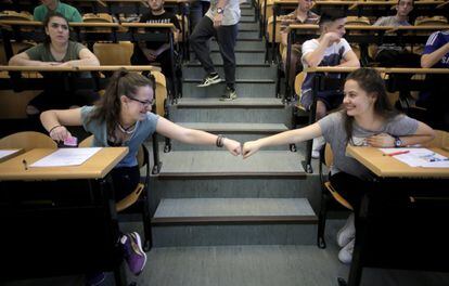 En noventa minutos, los aspirantes a universitarios han tenido que resumir y comentar los textos propuestos -"Escenas veraniegas", de Marías (2015), y "¿Para qué sirve realmente la ética?", de Cortina (2013)- detallando sus características lingüísticas y gramaticales, entre otras cuestiones, en la Universidad Complutense de Madrid.