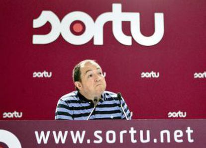 El portavoz de Sortu aseguró ayer que ETA tenía "total disponibilidad" para "dejar fuera de uso todo su arsenal".