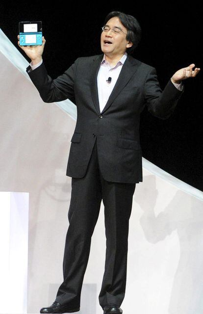 El presidente de Nintendo, Satoru Iwata muestra la consola 3DS.	
3DS de Nintendo.
XBox 360 con Kinect.