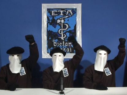 Tres encapuchados de ETA leen un comunicado en el que anuncian un alto el fuego “permanente, general y verificable”, el 10 de enero de 2011.