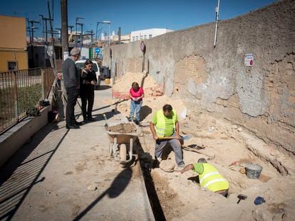 La arqueóloga Paloma Bueno y el arquitecto Juan Antonio de la Mata (a la izquierda) contemplan los sondeos que han localizado un barrio de la antigua ciudad púnica de Chiclana (Cádiz).