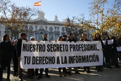 Protesta frente al Tribunal Supremo de Madrid contra el ataque a la libertad de prensa.
