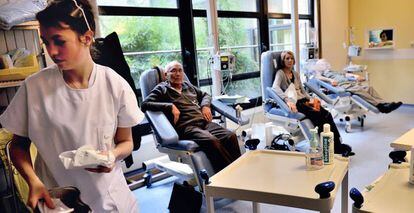 Pacientes recibiendo tratamiento de quimioterapia.