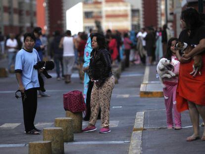 Ciudadanos en las calles de la capital este sábado.