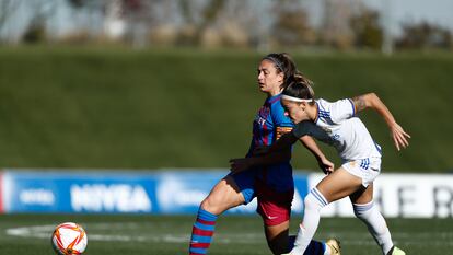 Alexia Putellas disputa el balón ante Claudia Zornoza durante el Clásico entre el Real Madrid y el Barcelona la temporada pasada.