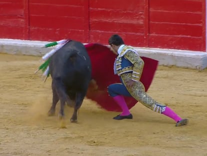 Pablo Aguado, en un elegante pase por bajo a su primer toro.