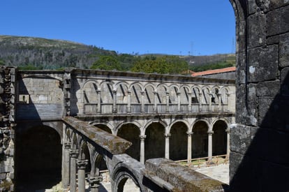 Claustro del monasterio de Santa María de Melón (Ourense).