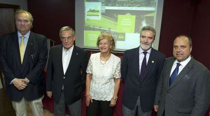 Empresarios participantes con el alcalde monfortino (segundo por la derecha)