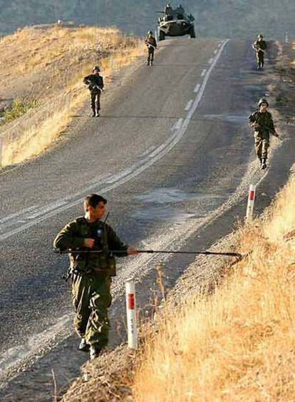 Soldados turcos buscan minas en Sirnak, cerca de la frontera con Irak.