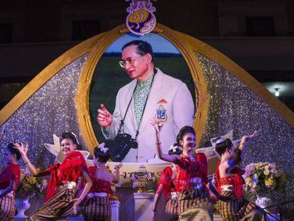 Espectáculo de danza en Bangkok en honor del rey de Tailandia, que cumple este sábado 88 años.