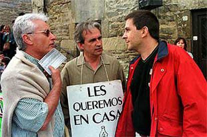 Koldo Gorostiaga (izquierda), con el portavoz de Batasuna, Arnaldo Otegi (derecha), en una foto de archivo.