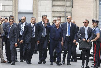 El primer ministro italiano, Silvio Berlusconi, saluda a su llegada a la reunión con la dirección de su partido, ayer en Roma.