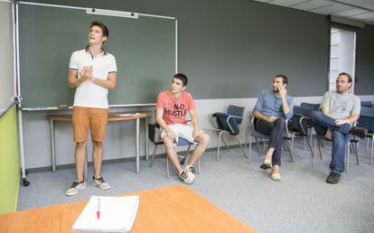 Los estudiantes Martí Gimeno y Marc Homs participando en el proyecto del Instituto de Ciencias Fotónicas de Castelldefels. A la derecha, los supervisores Arnau Riera y Ariel Bendersky.