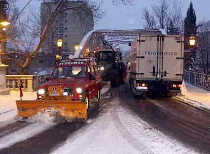 Un coche de bomberos limpia de nieve una vía en Palencia
