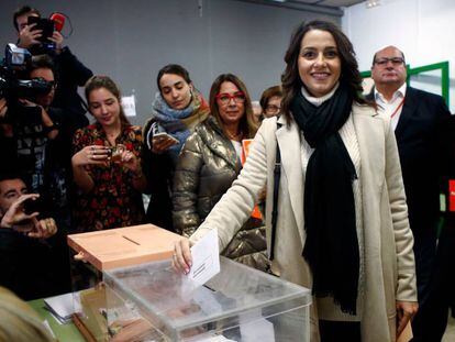 Inés Arrimadas, ejerce su derecho a voto en la Escuela Ausiàs March.