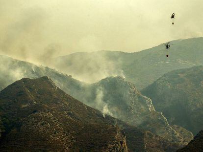 Dos helicòpters treballen en l'incendi de Llutxent (València).