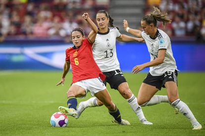 Aitana Bonmati juega el balón ante Dabritz durante el partido entre España y Alemania este martes en la segunda jornada de la fase de grupos de la Eurocopa Femenina.