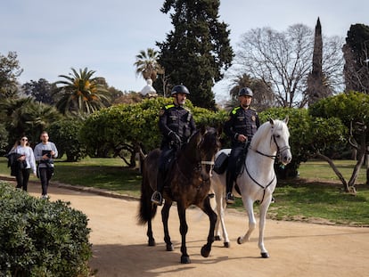 Agentes de la Guardia Urbana a caballo en el Parc de la Ciutadella.