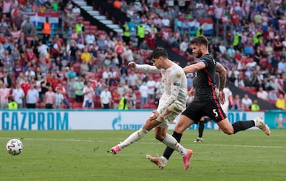 Álvaro Morata dispara contra Croacia en el partido de octavos de la Eurocopa.
