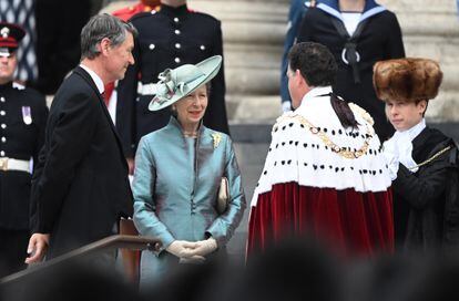 La princesa Ana de Inglaterra, segunda hija de la reina, y su esposo, el vicealmirante Timothy Laurence, a su llegada a San Pablo.