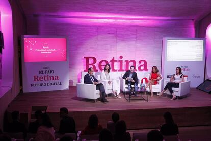 De izquierda a derecha, José Luis Piñar (Universidad CEU San Pablo), Rita Balogh (Google), David Alandete (EL PAÍS), Cecilia Álvarez (APEP) y Cristina Maroto (Asgeco).