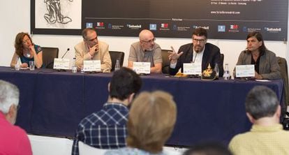 De izquierda a derecha, Berna González Harbour, Eduardo González Calleja, Ricardo Artola, Guillermo Altares y Jacinto Antón, en la mesa de Babelia