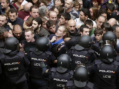 Agentes antidisturbios forman un cordón en los alrededores del colegio Ramón Llull.