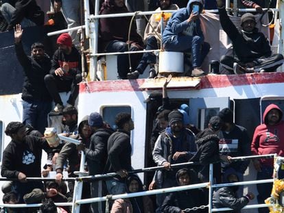 Una embarcación de migrantes llega al puerto siciliano de Catania, este miércoles.